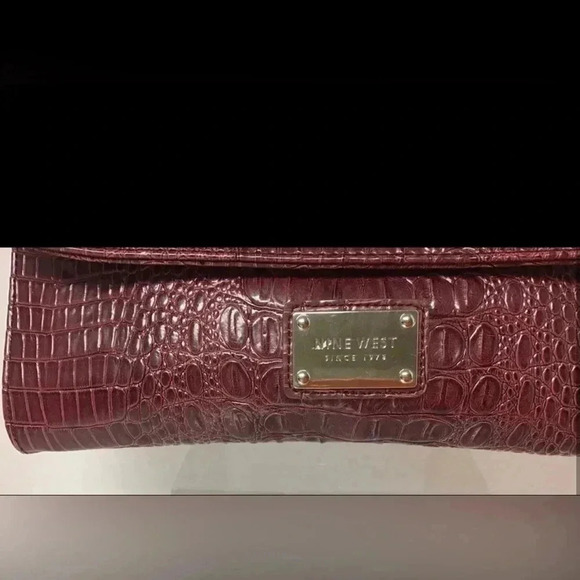 NINE WEST Women’s Vegan Envelope Croc Embossed Clutch - Picture 3 of 11